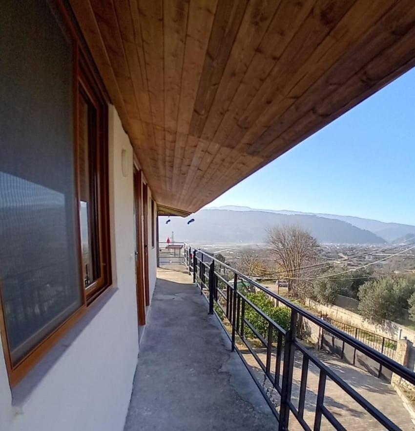 בראט Guest House Xhaferaj מראה חיצוני תמונה