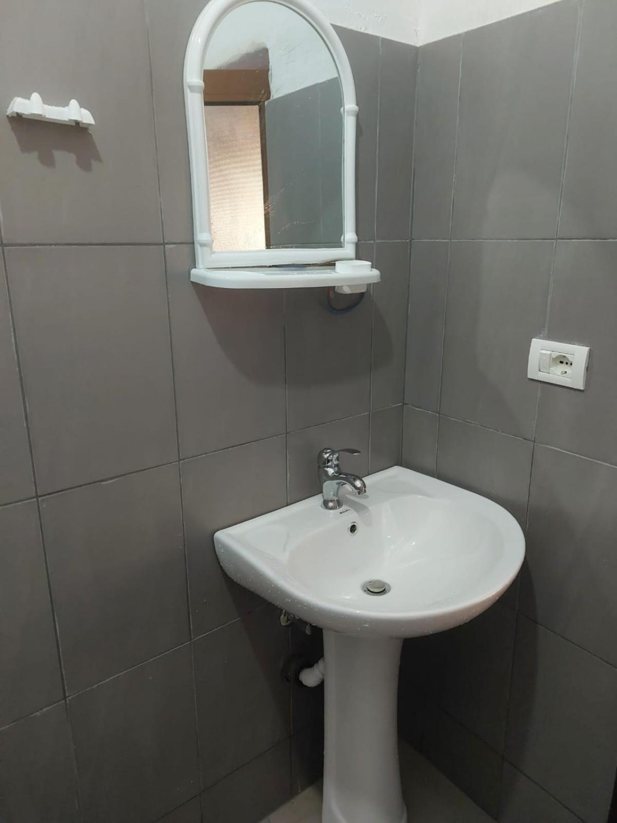 בראט Guest House Xhaferaj מראה חיצוני תמונה