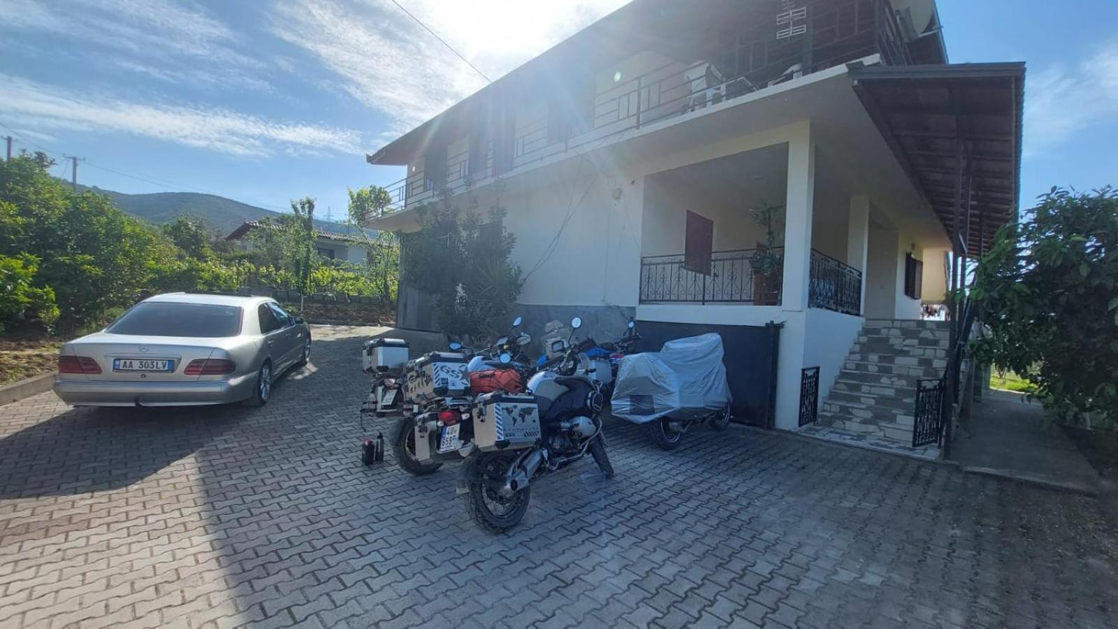 בראט Guest House Xhaferaj מראה חיצוני תמונה